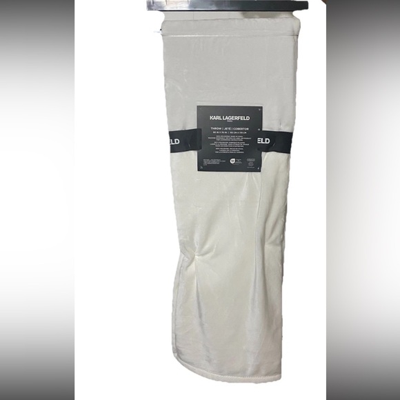 Karl Lagerfeld Paris White Milky Plush Throw Blanket 60 x 70 inches Brand New - Picture 3 of 8